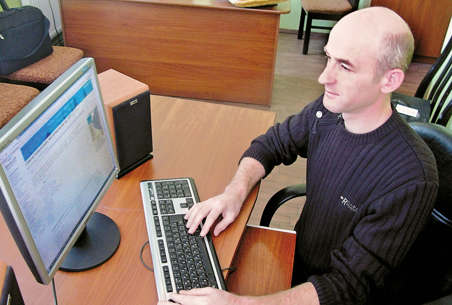 Микола Василечко працює над черговою інформаційною сторінкою у Вікіпедії про героя-краянина. Фото автора